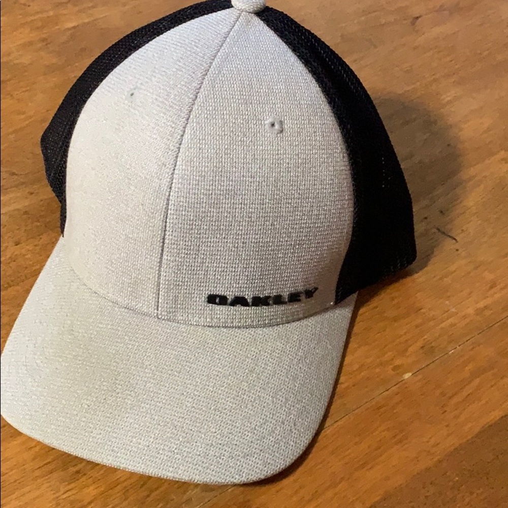 Oakley mesh flexfit golf hat medium